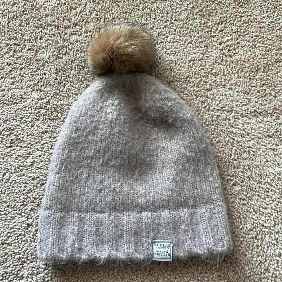 Joules ‘toasty’ beanie in Oat color with faux fur bobble OS - Picture 7 of 7